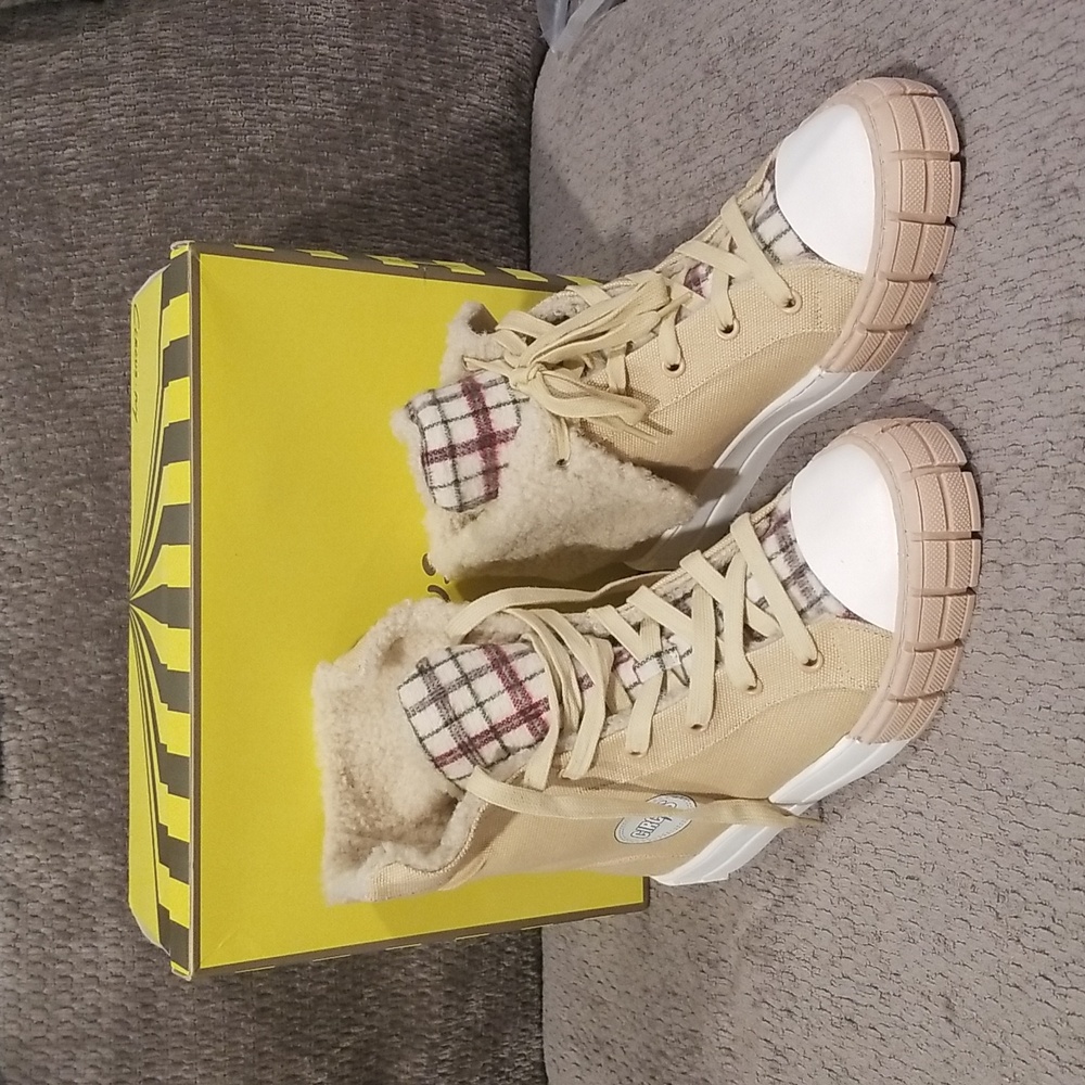 High Top Sneaker